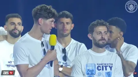 Khi tôi không vỗ tay chúc mừng Liverpool với cốc cà phê trên tay, Ghế B: Tôi thích thắng và ghét thua.