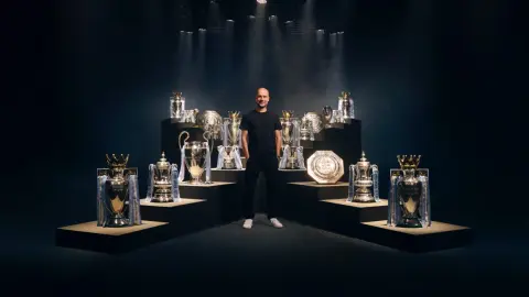 Vô số vinh dự! Bài đăng chính thức của Man City đăng ảnh Guardiola với chiếc cúp, chia tay HLV huyền thoại