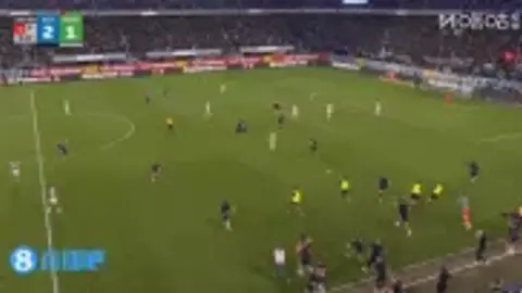 Cả niềm vui và nỗi buồn! HLV Paderborn say mê quỳ xuống ăn mừng, Eriksen ngã gục xuống đất