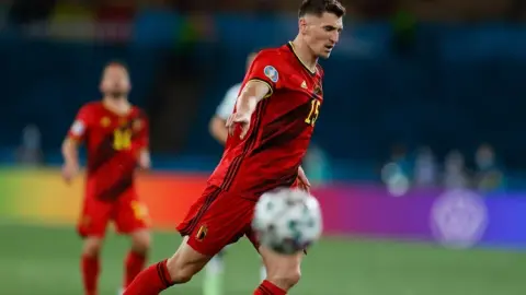 Fabrizio Romano: Meunier sẽ rời Lille theo dạng cầu thủ tự do vào mùa hè này và trở thành người đại diện của chính anh để đàm phán với các đội khác