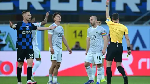 Hiệu suất bí mật! Mele nhận hai thẻ vàng và bị đuổi khỏi sân trong vòng 3 phút. Wolfsburg sớm chơi ít hơn một cầu thủ và bị đảo ngược và xuống hạng.