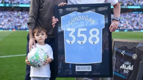 Gundogan đăng ảnh Manchester City trở về nhà: Một ngày tuyệt vời! Cảm ơn mọi người vì đã làm cho ngày Chủ nhật thật đặc biệt