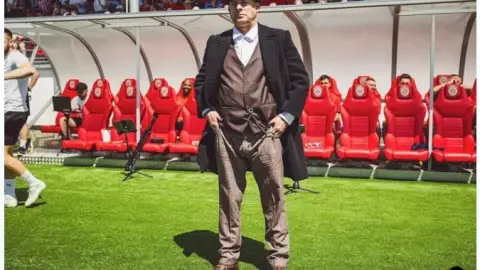 HLV đội hạng Nhì Séc thực hiện lời hứa cosplay nhân vật"Peaky Blinders"và chỉ đạo trận đấu: Tôi gần chết vì nóng