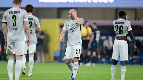 Xuống hạng từ Bundesliga lần đầu tiên trong lịch sử đội bóng! Wolfsburg bị xuống hạng ở Bundesliga, kết thúc mùa giải thứ 29 liên tiếp tại Bundesliga.
