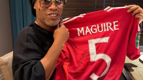Không phải AI! Ảnh chính thức của Manchester United: Ronaldinho tạo dáng bên áo đấu của Maguire