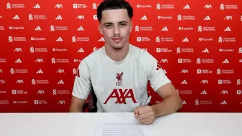 Chính thức: Cầu thủ chạy cánh phải 19 tuổi Killian Morrison đã gia hạn hợp đồng với Liverpool. Thời hạn của hợp đồng chưa được tiết lộ