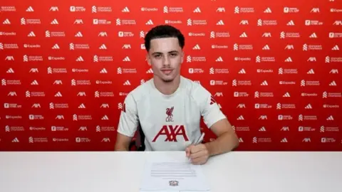TA: Liverpool đã gia hạn hợp đồng với cầu thủ chạy cánh trẻ Morrison thêm 4 năm và có thể cho anh ta thuê vào mùa giải tới