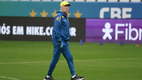 ESPN: Hiệp hội bóng đá Brazil cung cấp trực thăng để chở các cầu thủ quốc tế, Ancelotti và Casemiro chọn lái tới đó