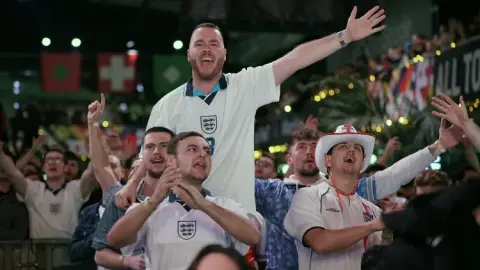The Sun: Giá vé World Cup giảm đáng kể, người hâm mộ tuyển Anh tạm thời lên kế hoạch đi xem World Cup
