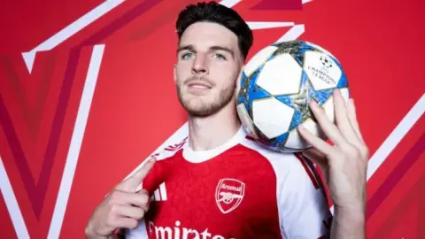 Rice: Arteta cho phép tôi chơi toàn diện hơn ở hàng tiền vệ. Tôi cần phải cố gắng hết sức để đánh bại Paris