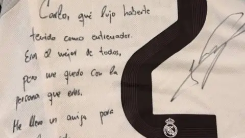 Carvajal tặng Ancelotti áo đấu có chữ ký, Ancelotti chụp ảnh bày tỏ lòng biết ơn: có những thứ sẽ tồn tại mãi mãi
