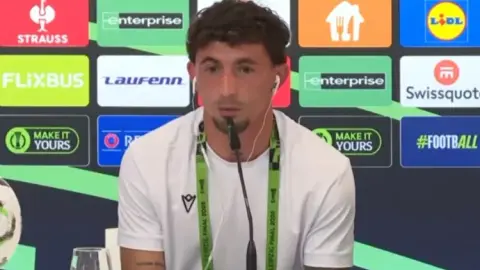 Pino: Tôi đã giúp đồng đội hiểu Rayo Vallecano. Nhiều người coi thường UEFA Europa League nhưng nó rất quan trọng.