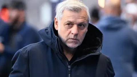 L'Equipe: Paris FC muốn Combuare ở lại nhưng cũng liên hệ với Genesio để đề phòng