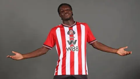 Truyền thông Pháp: Ngôi sao đang lên 21 tuổi của Sunderland là Meenda được cho là sẽ rời đội bóng vào mùa hè này và bước vào giai đoạn mới trong sự nghiệp