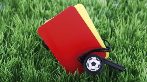 Danh sách thẻ vàng cầu thủ Serie A mùa 25-26: Pangracic dẫn đầu danh sách với 12, tiếp theo là Ramon với 11