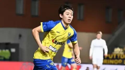 Chính thức: Tiền vệ 24 tuổi người Nhật Rihito Yamamoto của Saint-Truden chuyển đến Freiburg