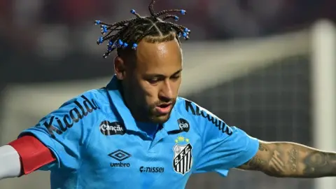 Neymar trả lời lo ngại chấn thương World Cup: Bắp chân còn nguyên, có vấn đề gì?