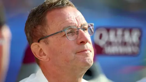 Phóng viên: Rangnick trở thành một trong những ứng cử viên cho vị trí huấn luyện viên mới của Milan, và Ibrahimovic đã tới Vienna để phỏng vấn ông