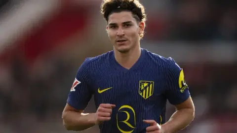 Marca: Barcelona đã đầu tư phần lớn nguồn tài chính của mình để ký hợp đồng với hai tiền đạo vào mùa hè này. Ngoài Gordon, nó vẫn có thể ký hợp đồng với Spidey