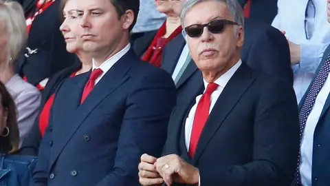 L'Equipe: Chủ tịch Paris Nasser có mối quan hệ cá nhân thân thiết với chủ sở hữu Pháo thủ Kroenke và cả hai đã nhiều lần hợp tác
