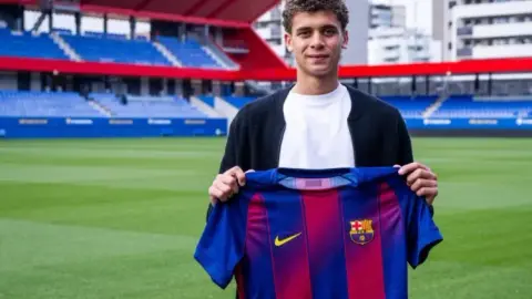 Mọi bài viết: Barcelona sẽ mua đứt Hamza với giá 300 triệu 300, ngôi sao người Ai Cập dự kiến ​​sẽ góp mặt ở đội một trước mùa giải