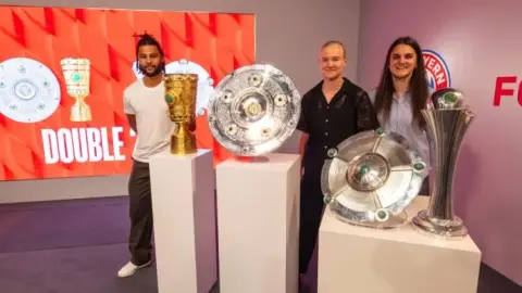 Đội tuyển bóng đá nam và nữ Bayern Munich giành cú đúp, Gnabry trưng cúp vô địch tại Bảo tàng Bayern Munich