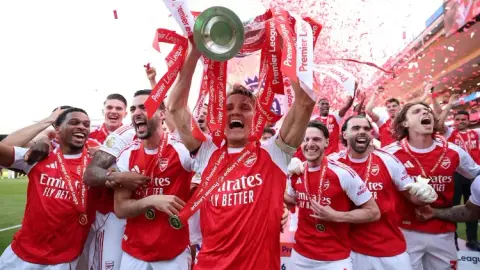 Hôm nay vui quá! Premier League tung video phòng thay đồ ăn mừng chiến thắng của Arsenal