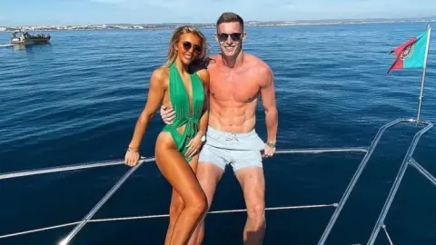 The Sun giới thiệu về vợ của Dean Henderson: cô ấy có phong cách trầm tính, họ kết hôn năm 22 và có hai con.