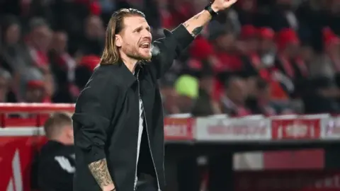 Đã trụ hạng thành công! Giám đốc Borussia xác nhận: HLV Polanski sẽ ở lại