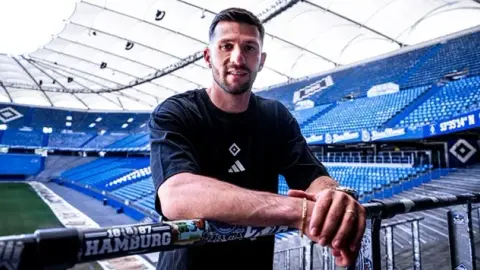 Chính thức: Hamburg gia hạn hợp đồng với thủ môn 33 tuổi Daniel Hoyle Fernandez