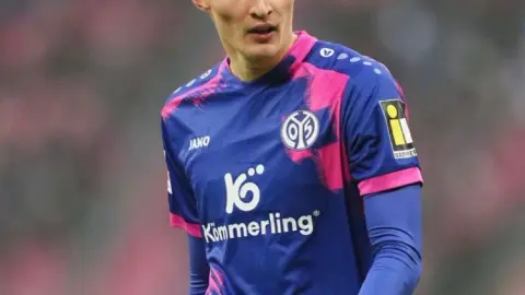 Truyền thông nước ngoài: Lời đề nghị 20 triệu euro của Dortmund cho hậu vệ Mainz bị từ chối, Real Madrid, Bayern Munich và nhiều đội bóng khác đang chú ý