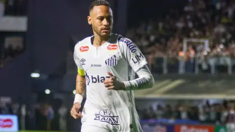 Phóng viên: Brazil dự định kiểm tra thể lực của Neymar trong trận giao hữu với Ai Cập và không được phép thay người nữa