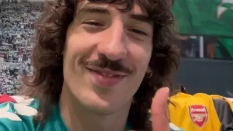 Bellerin nhắn fan Arsenal: Mừng vì CLB cuối cùng đã vô địch Ngoại hạng Anh, chúc may mắn ở chung kết Cúp C1