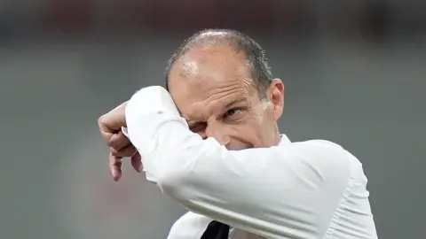 Phóng viên: Đã đạt được sự đồng thuận về thời hạn hợp đồng và Allegri đã trở thành ứng cử viên sáng giá nhất cho vị trí tân huấn luyện viên của Napoli