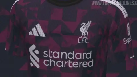 Hình ảnh gián điệp áo đấu sân khách thứ ba của Liverpool mùa giải 2026-27: thiết kế màu đen sử dụng chất liệu mới nhất