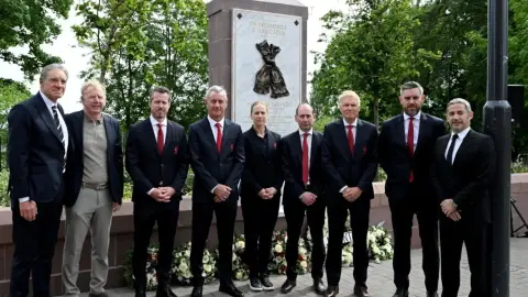 Đài tưởng niệm 'Forever Connected' được khánh thành tại Anfield để kỷ niệm thảm kịch Heysel 41