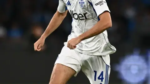 21 Giá trị của trung vệ Ramon 1 của Como đã tăng vọt 2900 triệu trong năm nay và Real Madrid có thể mua lại với giá ZXFACT1QXZ triệu vào mùa hè này (600)