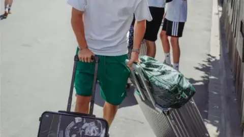 Bild: Karl mang theo vali tùy chỉnh để check-in cùng đội tuyển Đức, có thể kết nối với PS5 để chơi game