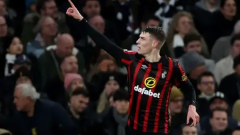 Bournemouth vẫn lạc quan giữ chân Alex Scott dù Man United theo sát