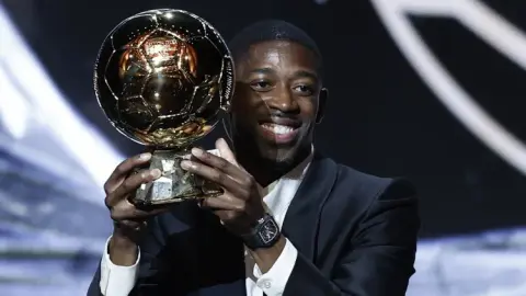 L'Equipe: Dembélé sàng lọc chặt chẽ việc hợp tác sau khi giành Quả bóng vàng. Các cầu thủ không muốn trở thành một bảng quảng cáo.