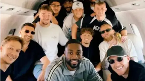 The Sun: Các cầu thủ Hull City tới Las Vegas ăn mừng thăng hạng nhưng mắc kẹt ở sân bay do hoãn chuyến