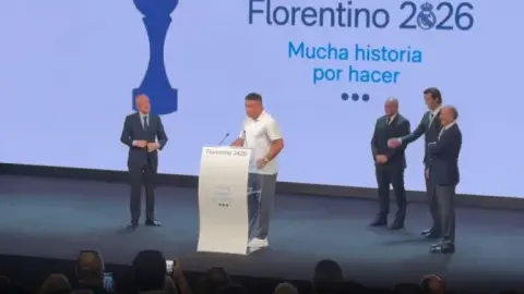 Truyền thông nước ngoài: Ronaldo, Carlos và Solari đứng lên ủng hộ Lafayette, Benzema chia sẻ ảnh tập thể ủng hộ