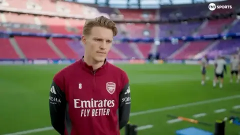 Odegaard: Vô địch Ngoai hang Anh đã nâng cao sự tự tin và tinh thần của toàn đội rất nhiều, và vô địch Champions League là ngày hoàn hảo nhất