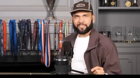 Alves: Messi giống như Chúa Kitô trong bóng đá, chỉ cần chuyền bóng cho anh ấy khi chơi với anh ấy
