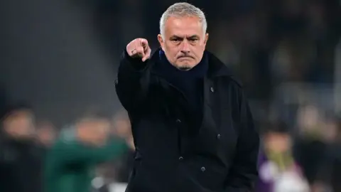 AS: Mourinho đã nói rõ phương hướng chiêu mộ của Real Madrid. Họ không muốn những ngôi sao mà muốn những cầu thủ sẵn sàng chạy đua và không kiêu ngạo.