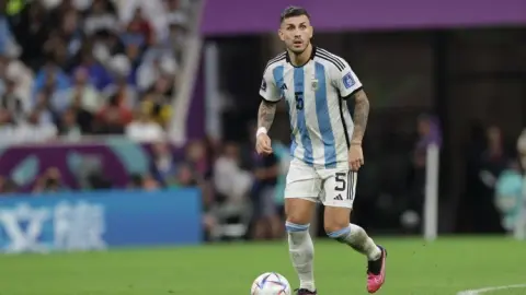 Phóng viên: Paredes bị căng cơ, sẽ vắng mặt trận giao hữu của Argentina và dự kiến ​​sẽ bắt kịp trận đầu tiên của World Cup