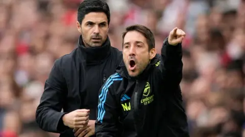 Truyền thông Anh: Kiếm 1 triệu khi ghi bàn thắng 1. Huấn luyện viên phụ trách dàn dựng của Arsenal, Joffe đã nhận được 34 triệu bảng tiền thưởng mùa này.
