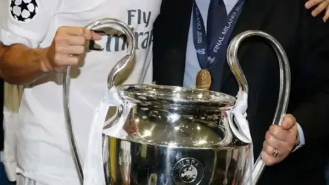 Pepe đăng ảnh tập thể lên mạng xã hội để ủng hộ Florentino và giúp tạo đà cho cuộc bầu cử chủ tịch Real Madrid