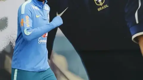 Neymar tươi cười trong ảnh tập trung cùng tuyển Brazil dù vừa dính chấn thương bắp chân