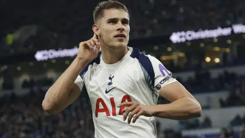 Phóng viên: Cả gia đình Van der Ven đều là fan của Hồng quân. Liverpool chưa tính đến nhưng Barcelona cũng đang để ý.